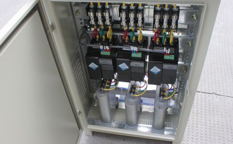如何快速識(shí)別電容器組中有故障的低壓電容器？